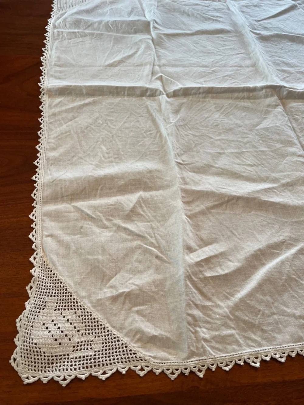 VINTAGE White Tea Pot Crocheted Edge Square Tablecloth @ 31”x 31”